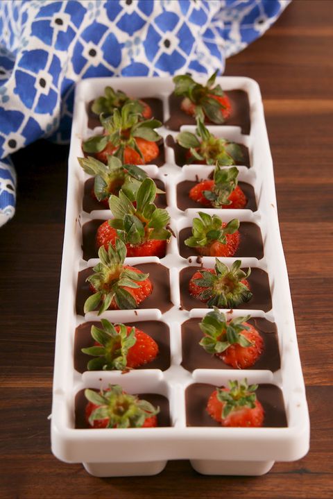 Sjokolade Covered Strawberry Cubes