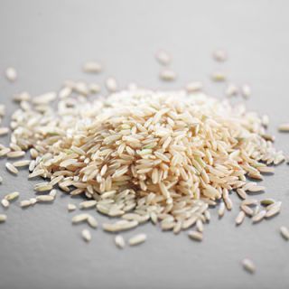 Бровн rice retains the high-fiber, nutritious bran coating that's removed from white rice when hulled. It takes longer to cook than white rice and has a chewier texture. Once cooked, the long grains stay separate, while the short grains are soft and stickier.