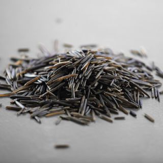 Не a member of the rice family at all but the seed of an aquatic grass native to the cold regions of North America. Wild rice has a strong nutty taste and can be expensive, so it is best used combined with brown and white rices in pilafs, stuffings and salads.