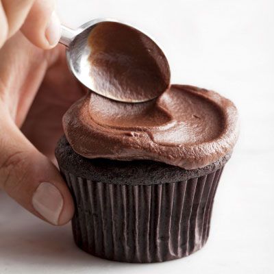 Alternativt, spread whipped ganache frosting over cupcakes.