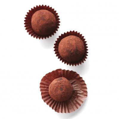 Rull each in unsweetened Dutch-process cocoa powder, tapping gently to remove excess. Refrigerate in mini baking cups for 30 minutes (or up to 4 days). 
