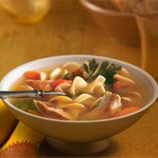 Свансон {{{рег}}} Chicken Broth provides the perfect base for this homestyle soup packed with carrots, celery, shredded cooked chicken and extra wide egg noodles.