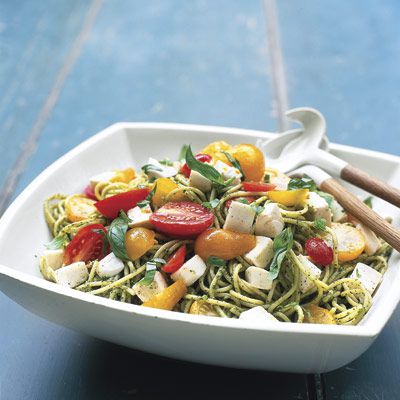 Espaguete with Pesto and Tomato-Mozzarella Salad
