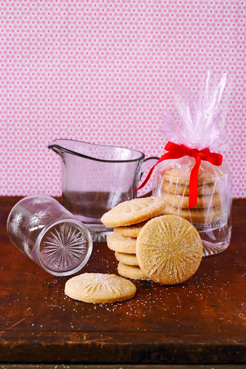 Makkelijker maken your holiday baking this season: With just one dough recipe, you can create dozens of distinctive cookies. During the holidays, a gift of cookies is always appreciated — and never returned! Artfully arrange a variety of freshly baked cookies in a paper brioche baking pan, and present to family and friends with a handwritten, kraft paper card.