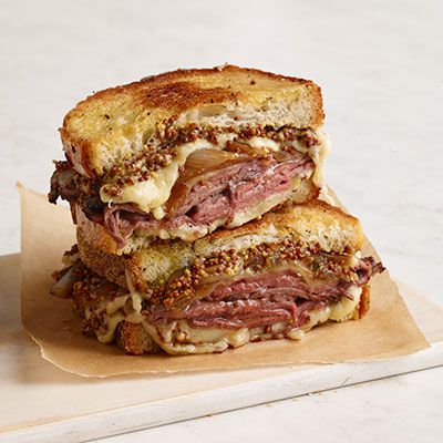 Friptură Beef and French Onion Grilled Cheese