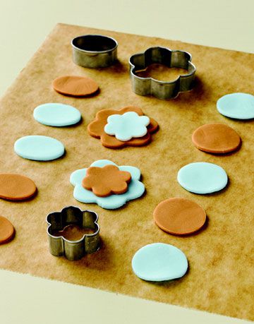 Gjøre cupcake toppers in minutes with precolored fondant. Roll into thin sheets on parchment paper; create shapes with cookie cutters or a knife. Seal leftovers tightly in plastic wrap, as fondant dries out quickly when exposed to air.