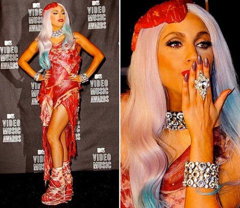 дама Gaga's meat dress