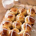 Deze seasonal British specialty, known for its raisins, candied citrus peel, and crosses of sweet white icing, has long delighted families come Easter morning.