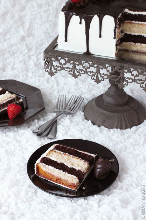 јагода tuxedo cake with whipped white chocolate frosting