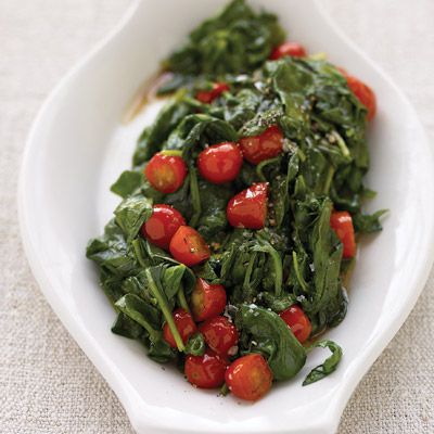 zwiędły spinach and cherry tomatoes
