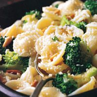 Orecchiette-broccoli-prăjită usturoi-de-pin-nuci