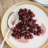 панна cotta with roasted grapes