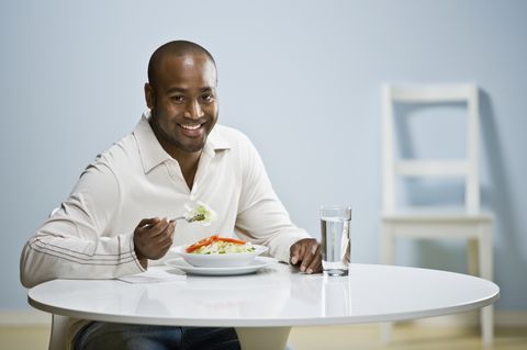 afrikansk man eating dinner