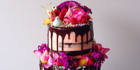 Hvordan to decorate cakes using fresh flowers and a ganache 
