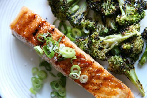 Gengibre-Glazed Salmon with Charred Broccoli Recipe