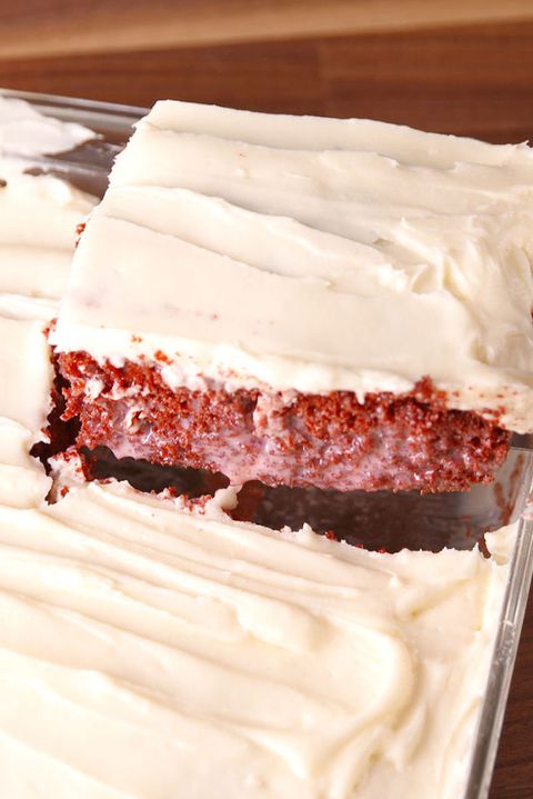 rød Velvet Poke Cake Vertical Slice
