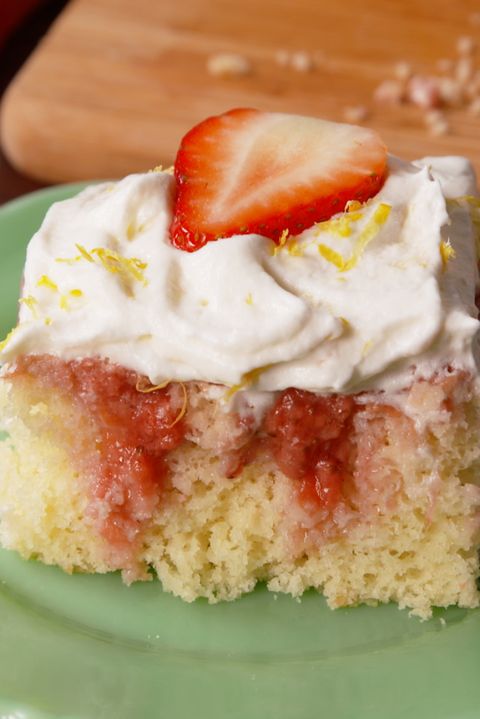 Morangos 'N Cream Poke Cake Vertical